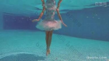 日本芭蕾舞演员在<strong>水池</strong>里的水下跳舞, 并制作盛大的射流 (缠绕)。她的倒影是可见的.